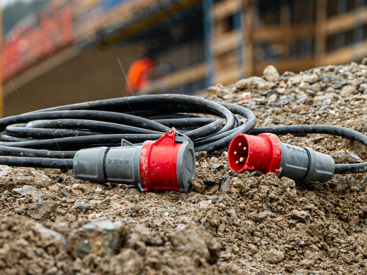 Die Industrie-Steckvorrichtung INNOLINQ von Bals, Gestaltung von Squareone, liegt auf einer Baustelle bereit.