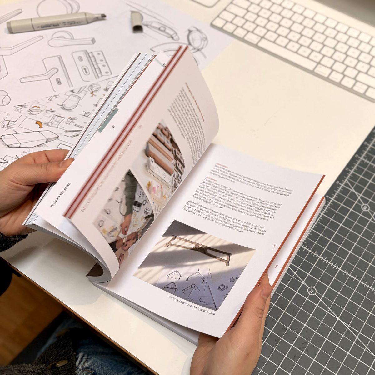 Person blättert durch das Buch 