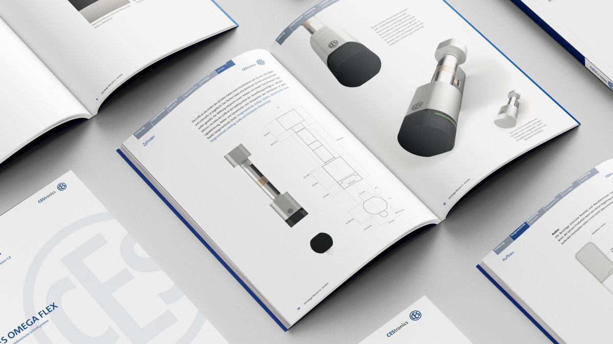 Mehrere aufgeschlagene Designmanuals für die CESentry Produktfamilie zeigen die konzeptionelle Arbeit von Squareone