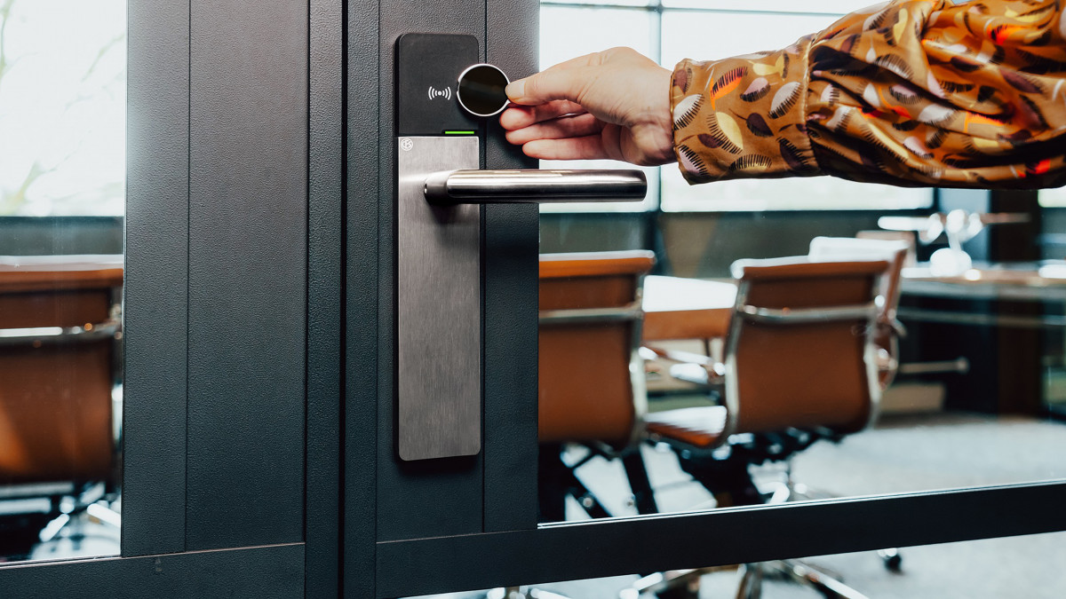 Hand öffnet CESentry cloudbasiertes Schließsystem mit einem Transponder