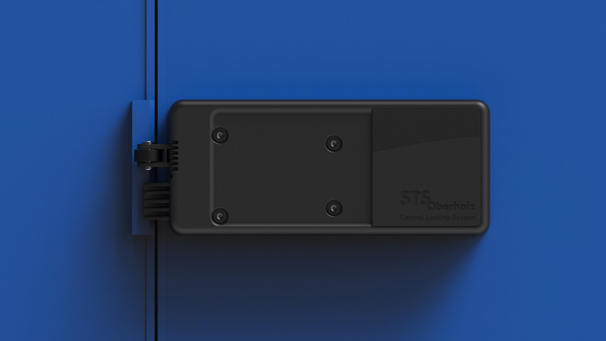Frontale Ansicht des Central Locking Systems von STS Oberholz auf blauer Tür