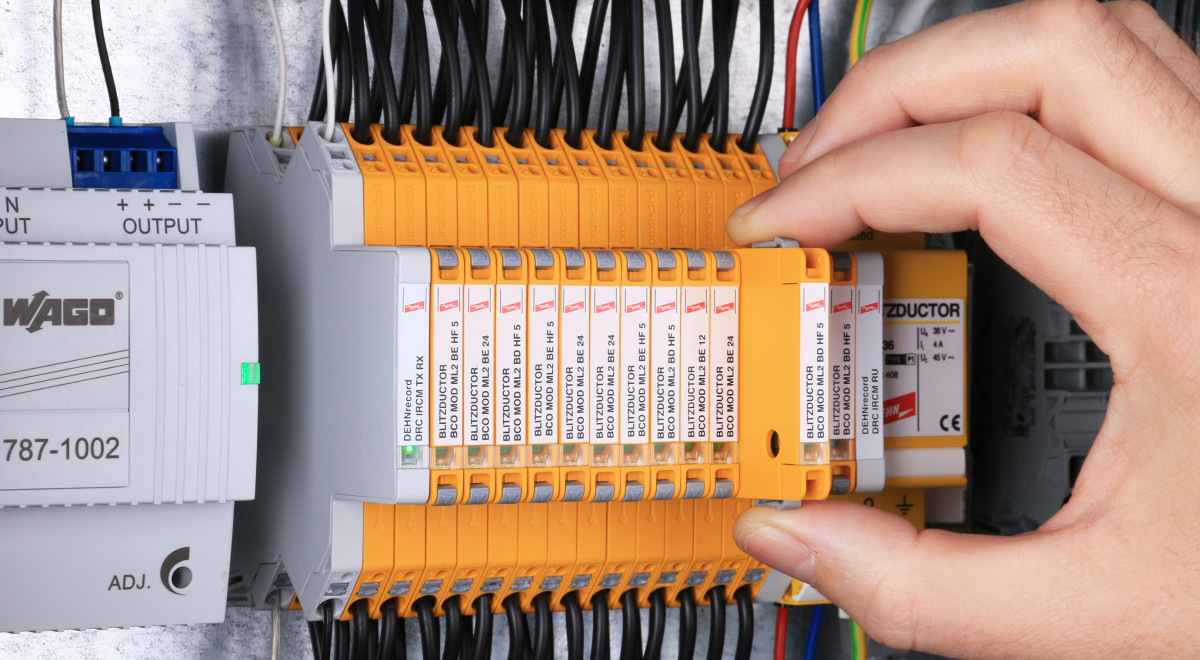 Elektromechaniker setzt Einzelmodul des Dehn Blitzductor in eine Ableiterbatterie ein