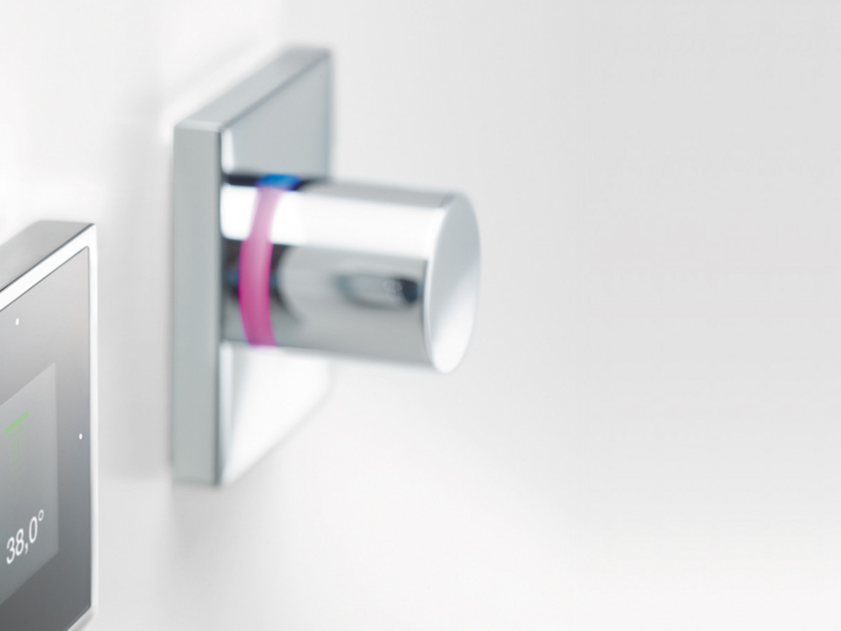 A combination of digital control and manual temperature adjustment from Dornbracht’s SMART WATER intelligent system