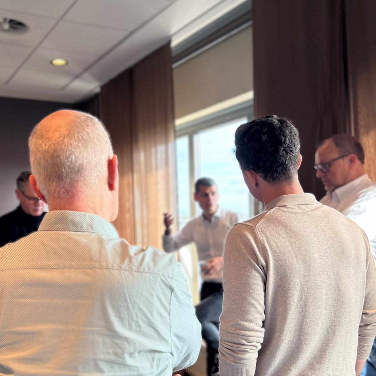 Workshopsituation in which one person expresses his opinion to his colleagues