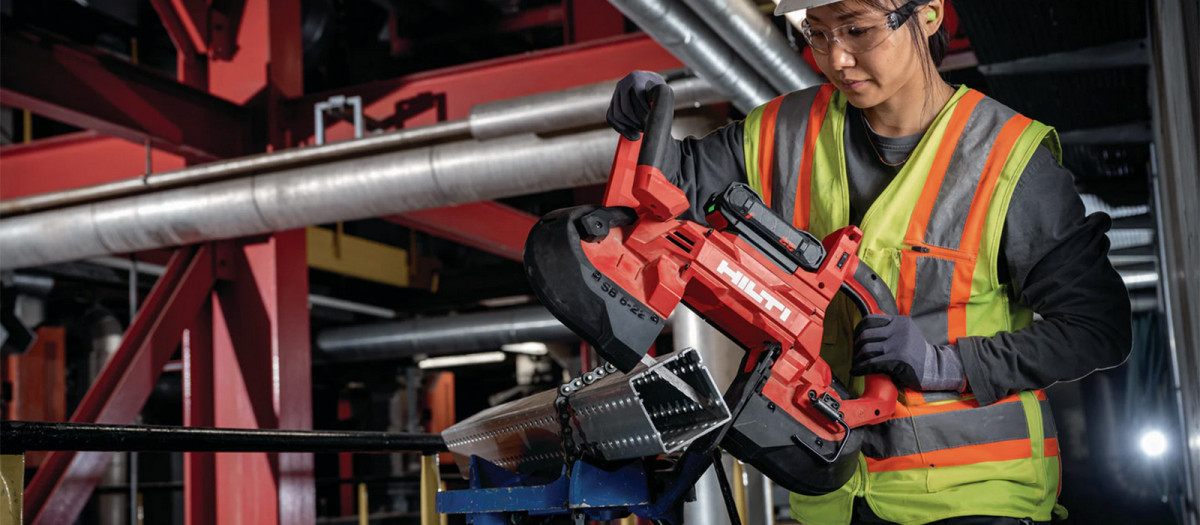 Using the Hilti SB 6-22 portable cordless band saw to cut a metal square tube