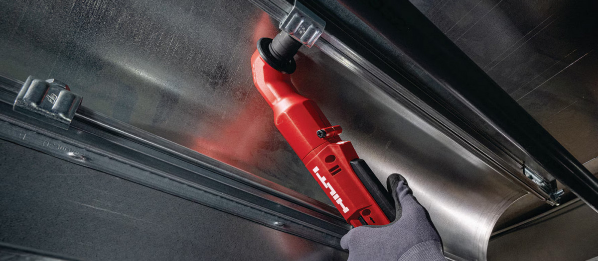 Experte nutzt den Hilti Winkelschlagschrauber für eine komplizierte Montage mit wenig Spielraum.
