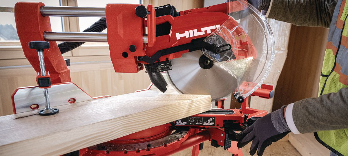 Akkubetriebene Gehrungssäge von Hilti schneidet dickes Brett