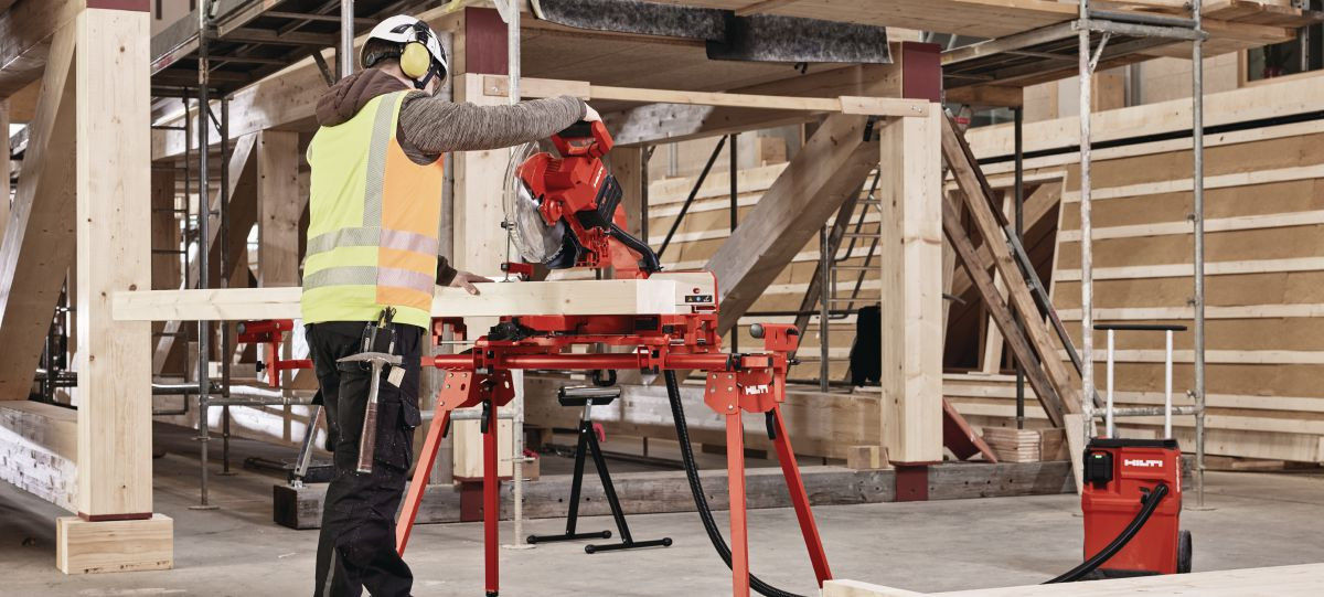 Holzarbeiter mit kabelloser Hilti-Gehrungssäge