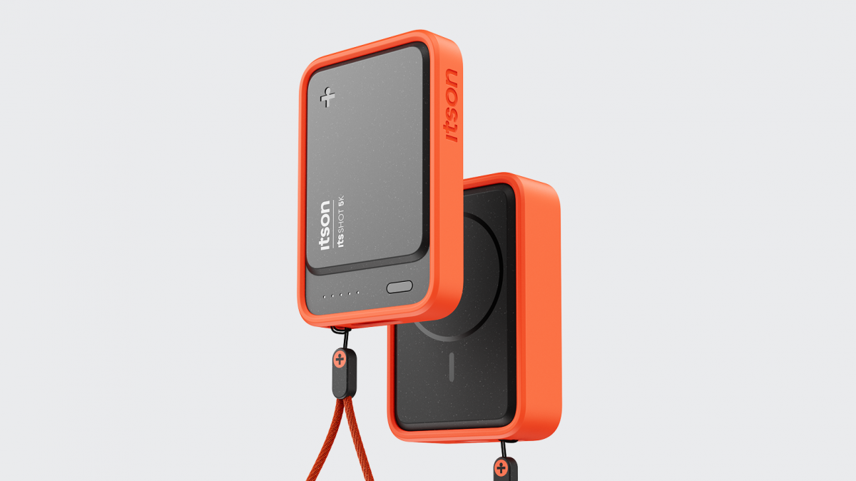 Rendering von zwei Powerbanks im luftleeren Raum, so angeordnet, dass man Vorder- und Rückseite sehen kann,orangefarbener Bumper