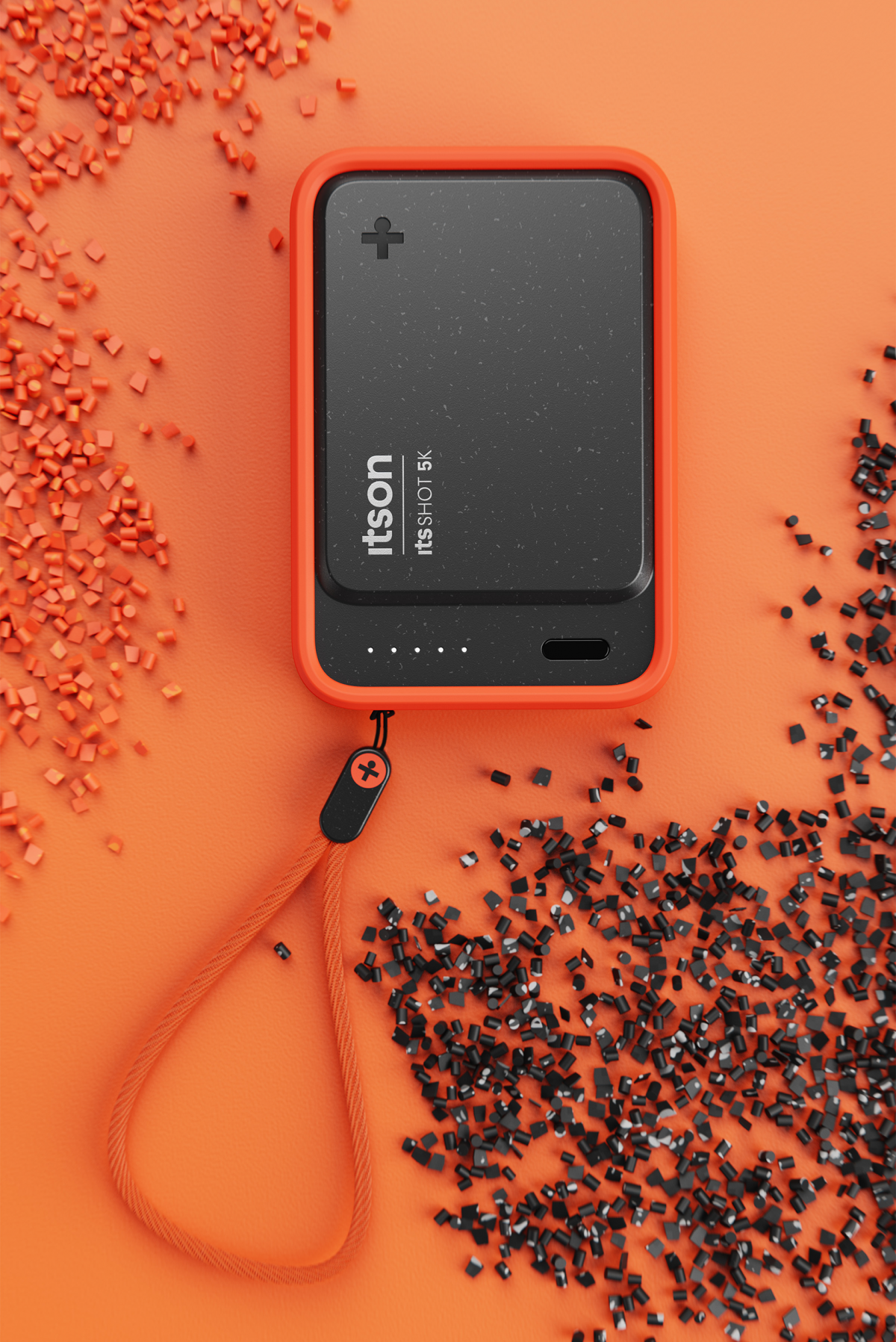 Powerbank von itson mit orangefarbener Schutzhülle auf orangem Grund