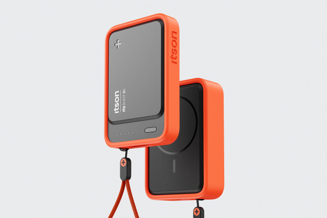 Rendering von zwei Powerbanks im luftleeren Raum, so angeordnet, dass man Vorder- und Rückseite sehen kann,orangefarbener Bumper