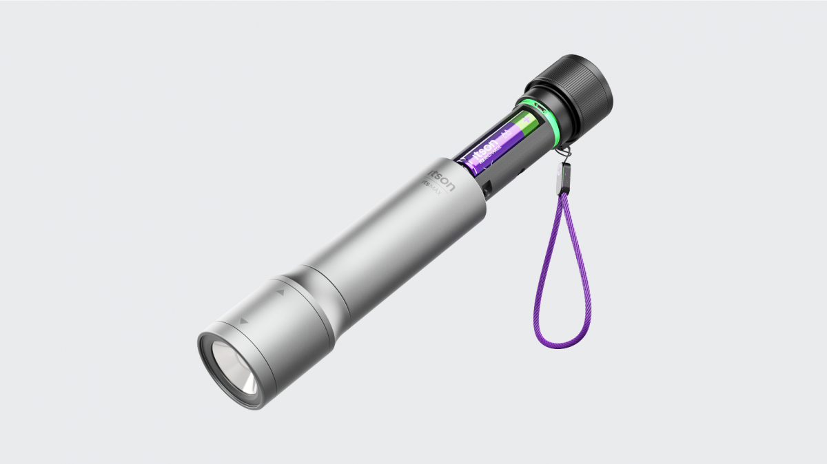 Eine Itson-Taschenlampe mit offenem Akkufach, sodass der wiederaufladbare Itson Batterien sichtbar ist.