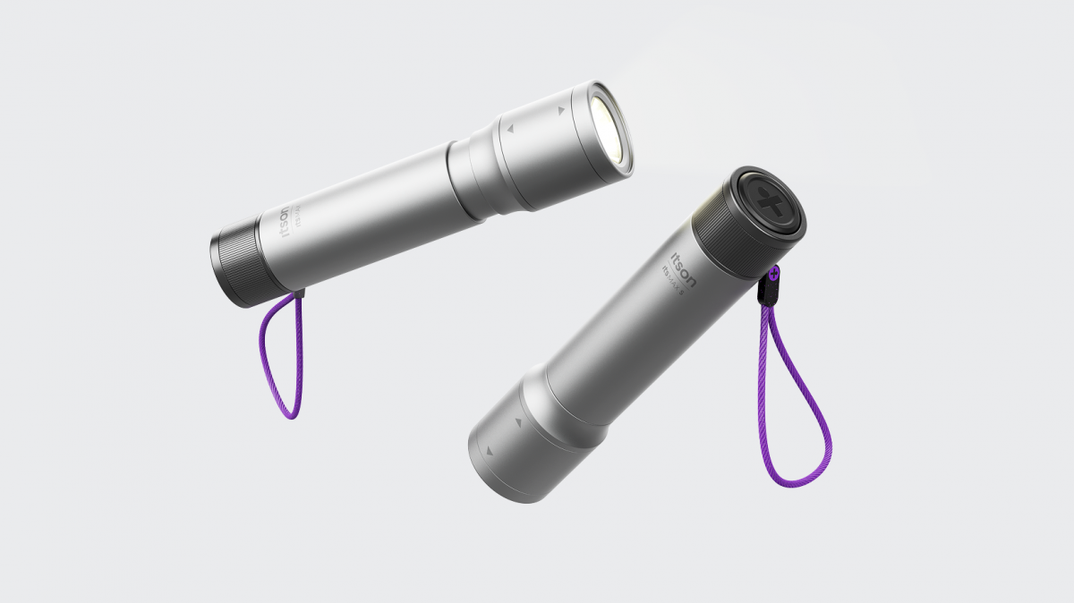 Zwei Itson-Taschenlampen, die im freien Raum schweben