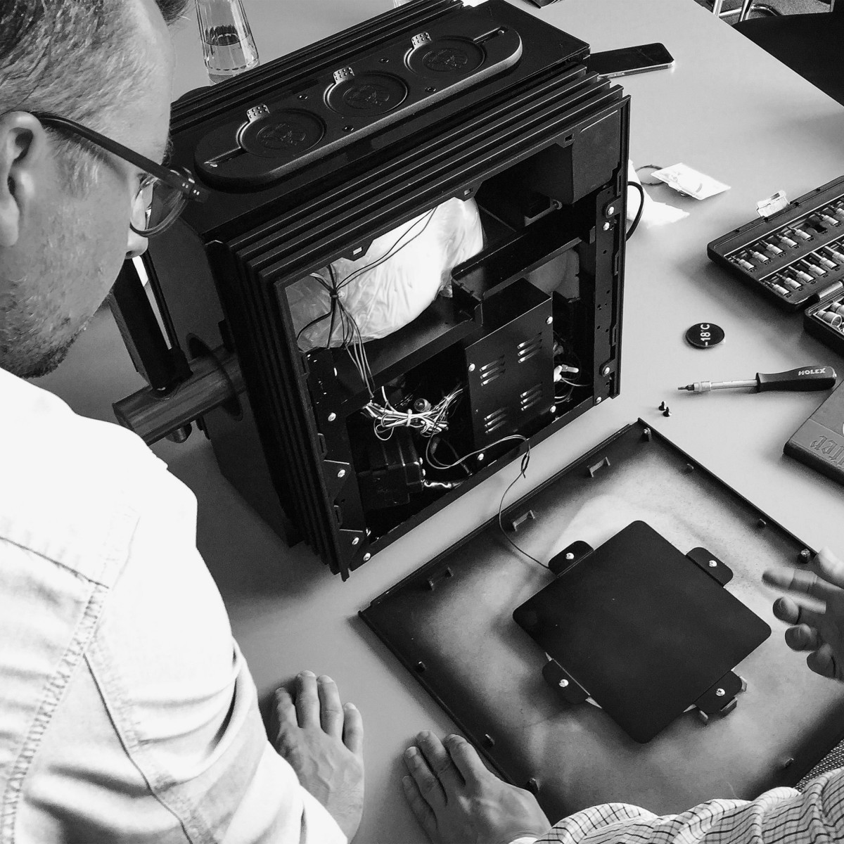 Jägermeister Team bespricht elektrotechnischen Aufbau der 3 Bottle Tab Machine