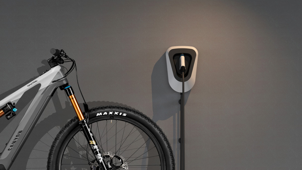 Rendering for the Navitas design study: an e-bike is parked next to the charging station and is being charged. Designed by Squareone GmbH in Düsseldorf.