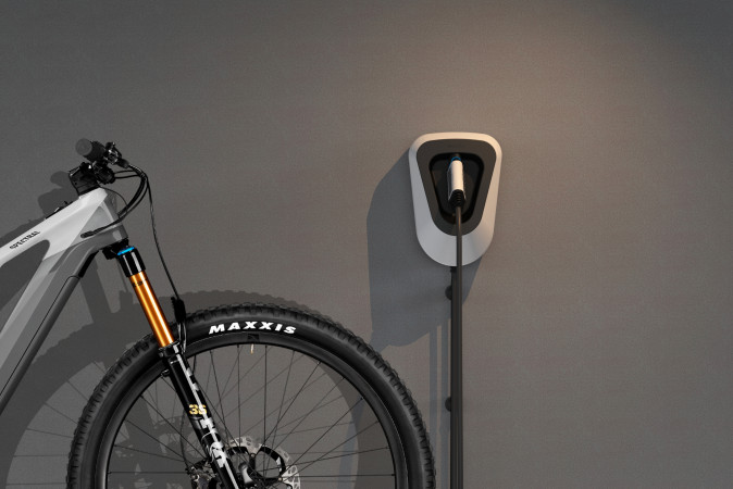 Rendering für die Designstudie Navitas: Ein E-Bike steht neben der Ladestation und wird geladen. Design von Squareone GmbH aus Düsseldorf.