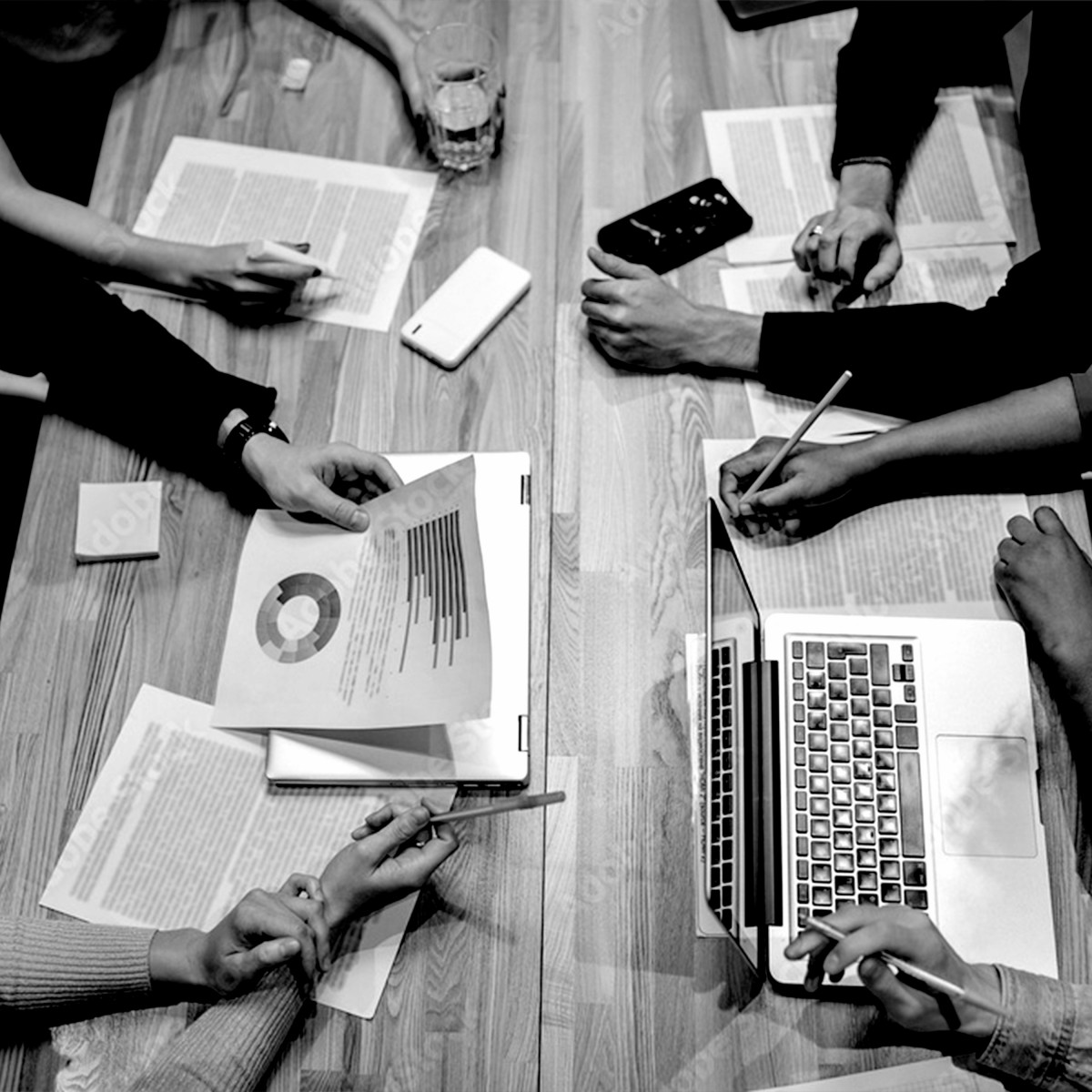 Das Designteam von Squareone diskutiert gemeinsam mögliche Geschäftsszenarien für die Remmert GmbH.