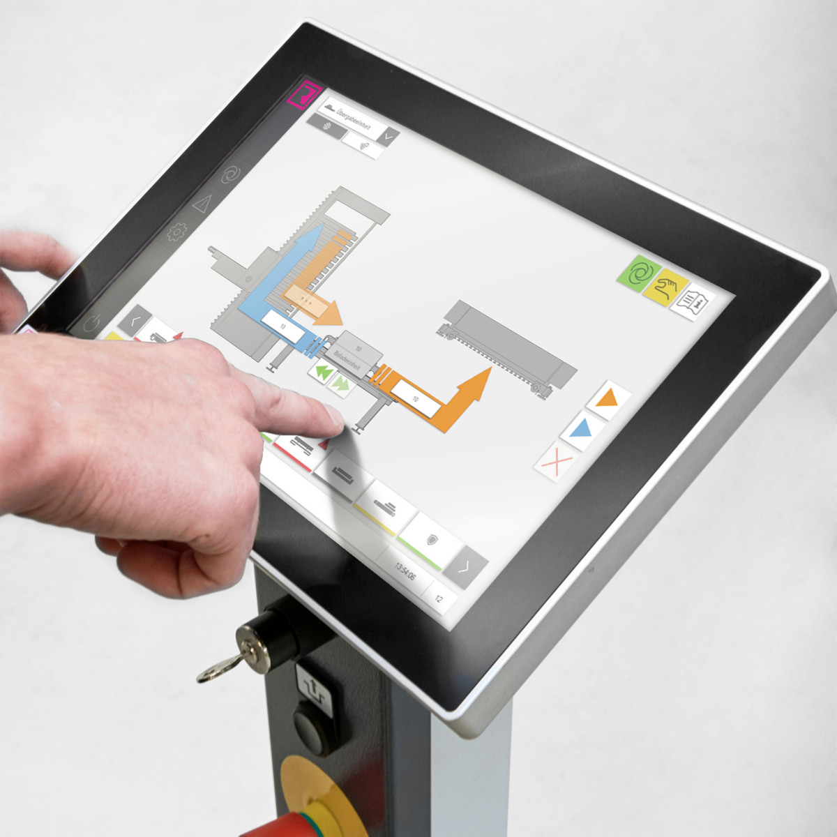 Der Arbeiter bedient den LaserFLEX der Remmert GmbH über eine Touch-fähige Oberfläche mit einer speziell entwickelten Benutzeroberfläche.