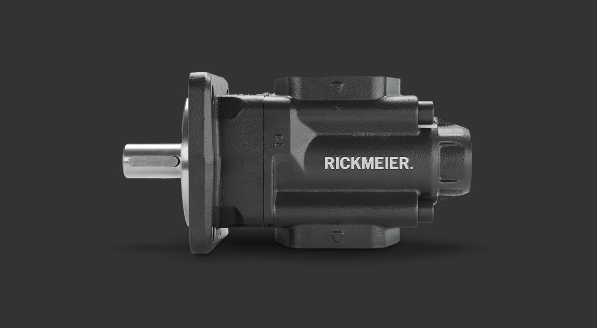 Seitenansicht der Rickmeier Getriebepumpe R6 mit Fokus auf dem Logo