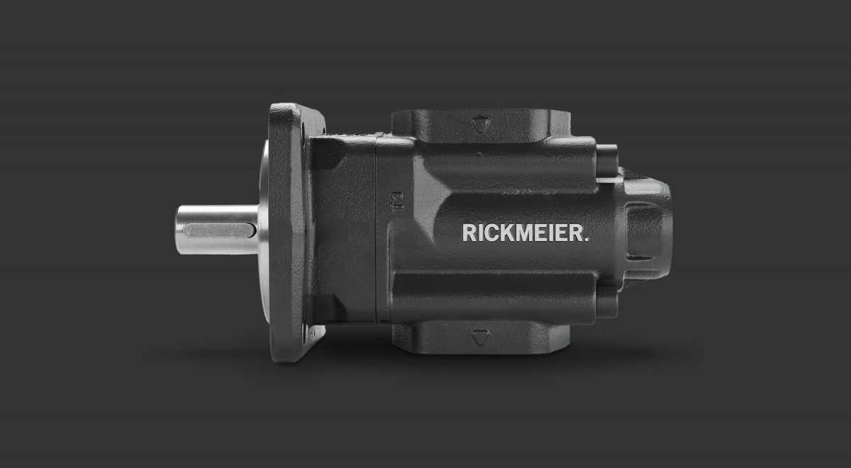 Seitenansicht der Rickmeier Getriebepumpe R6 mit Fokus auf dem Logo