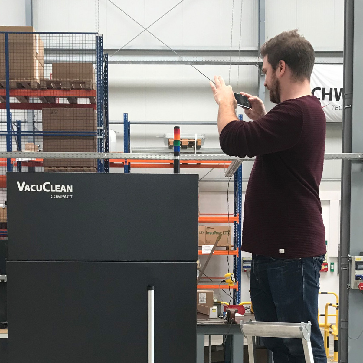 Mitarbeiter von Squareone betrachtet die Qualität des ersten Prototypen des Vacuclean von Schwing