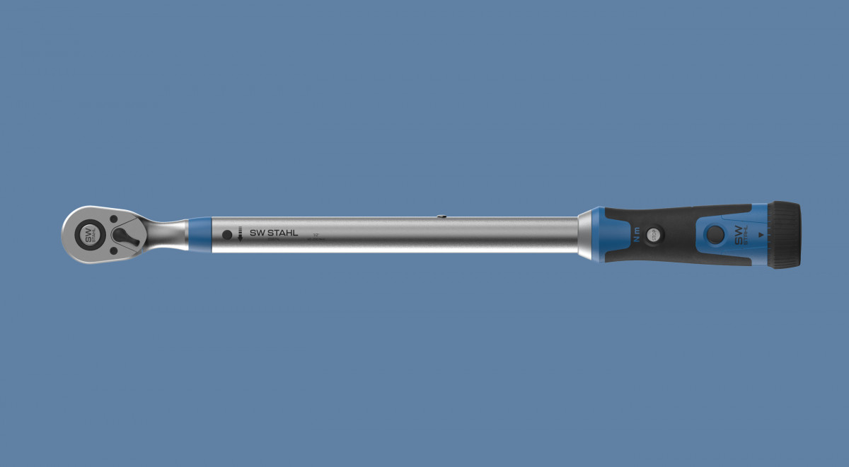 Rendering des SW Stahl Drehmomentschraubenschlüssels, Gestaltung von Squarone GmbH. Das Werkzeug ist horizontal im luftleeren Raum auf blauem Hintergrund positioniert.