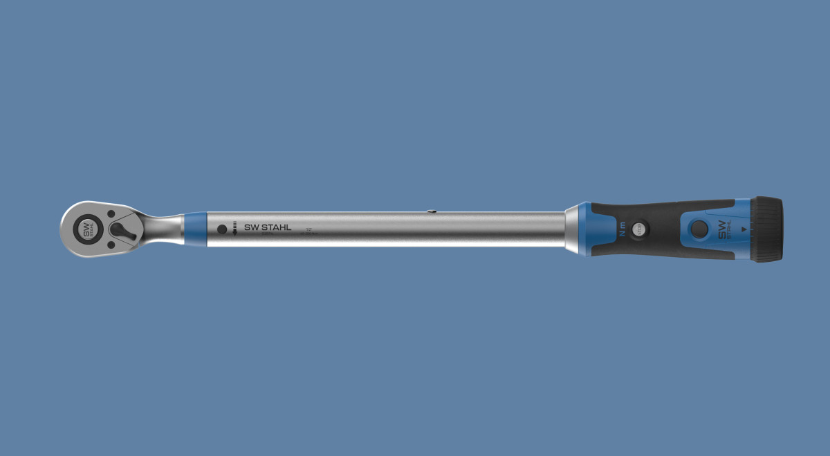 Rendering des SW Stahl Drehmomentschraubenschlüssels, Gestaltung von Squarone GmbH. Das Werkzeug ist horizontal im luftleeren Raum auf blauem Hintergrund positioniert.