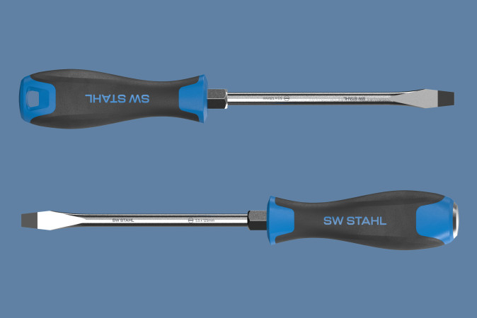 Rendering auf blau von zwei horizontal angeordneten Schraubendrehern mit Endkappenvarianten aus der Serie von SW Stahl