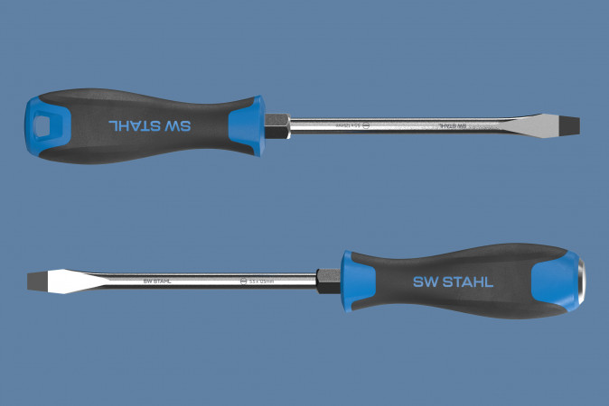 Rendering auf blau von zwei horizontal angeordneten Schraubendrehern mit Endkappenvarianten aus der Serie von SW Stahl